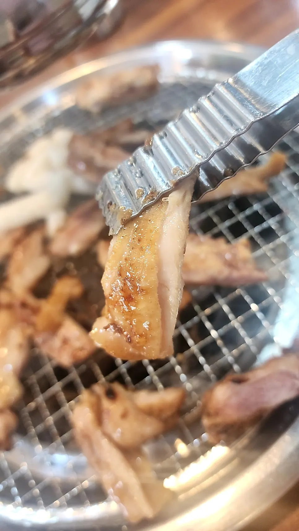 쌈 채소에 올린 간장닭갈비 한 점