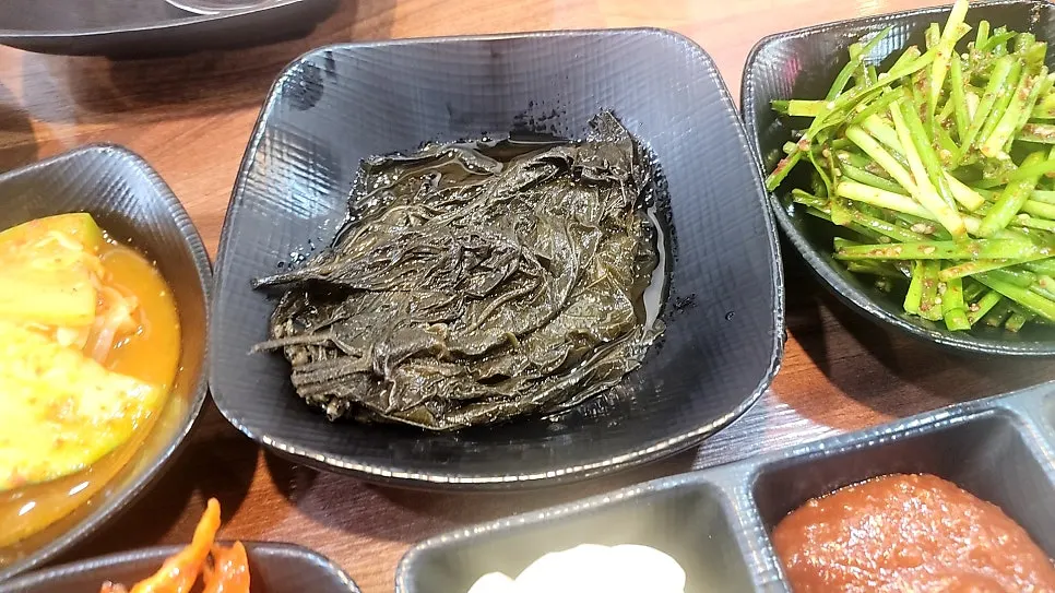 닭갈비와 막국수, 보쌈이 함께 놓인 식탁