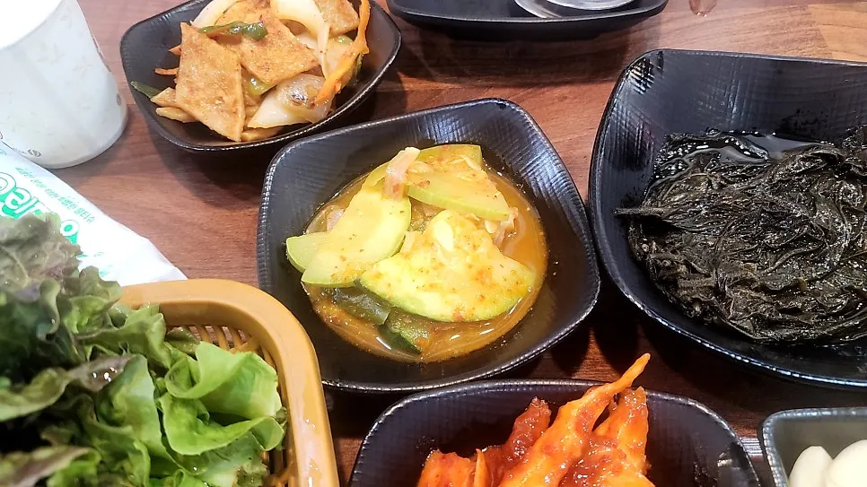 식사 마무리 무렵의 다미설악숯불닭갈비 상차림