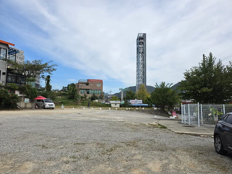 Wide view of Jayeon Dakgalbi's large free parking lot