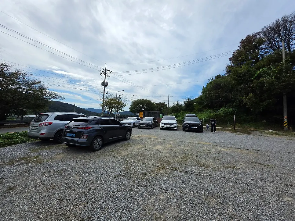A car parked in the Jayeon Dakgalbi lot