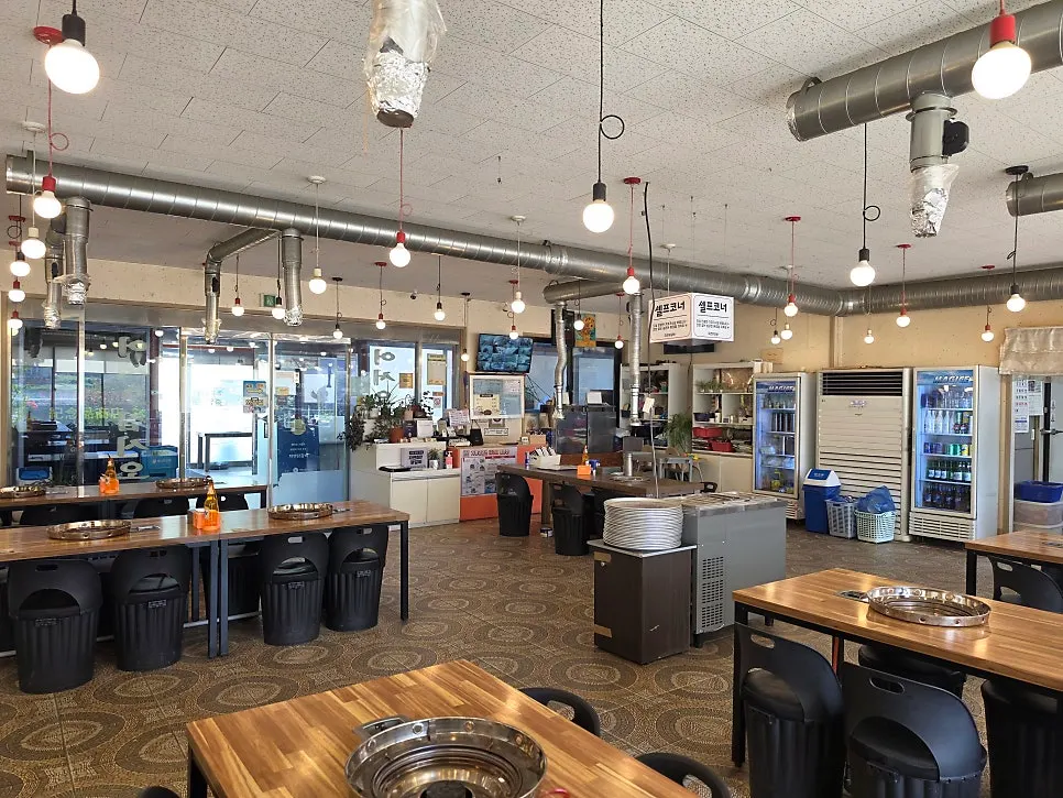 The quiet dining hall during lunch hour