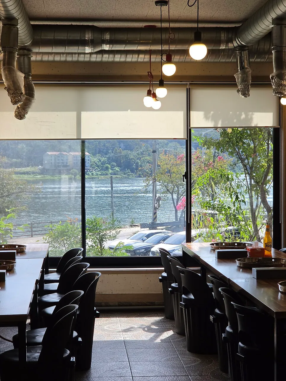 Hot-plate tables spaced comfortably apart