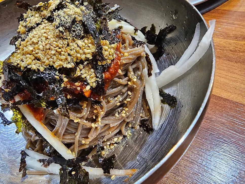 Half-and-half dakgalbi grilling over charcoal