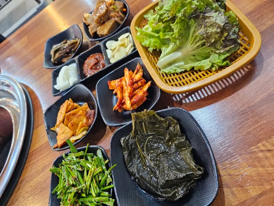 Bibim-makguksu served with a kettle of broth