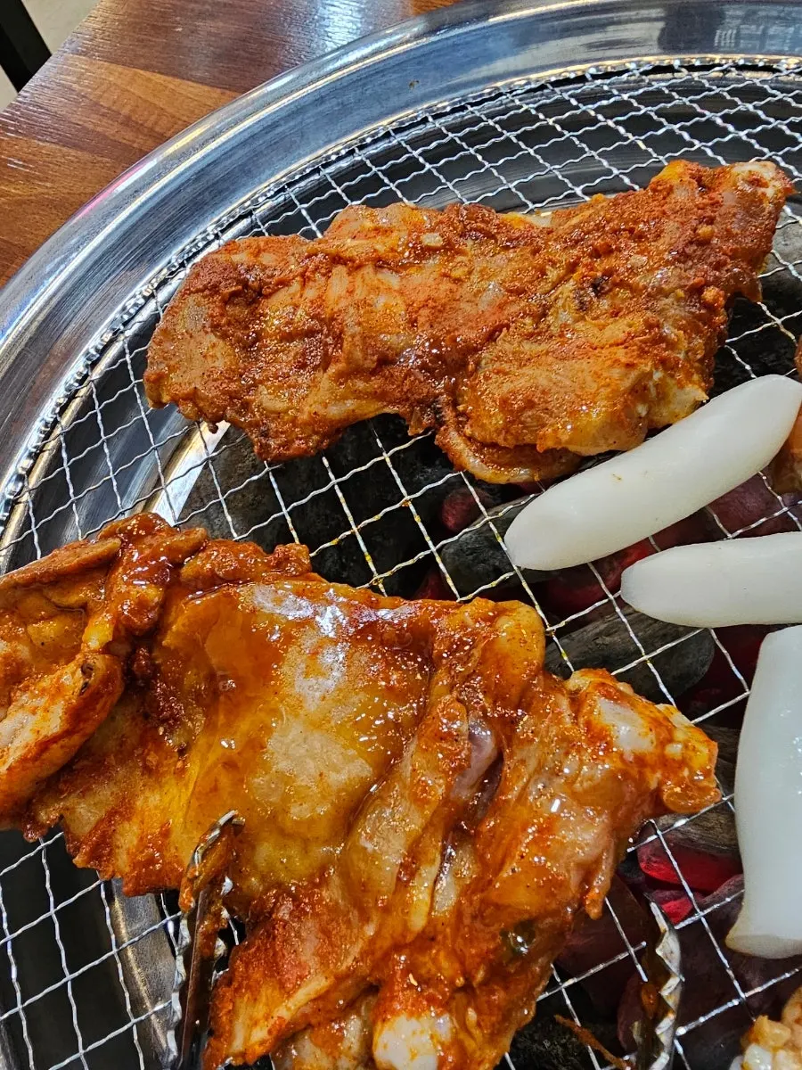 Close-up of smoky charcoal-grilled dakgalbi