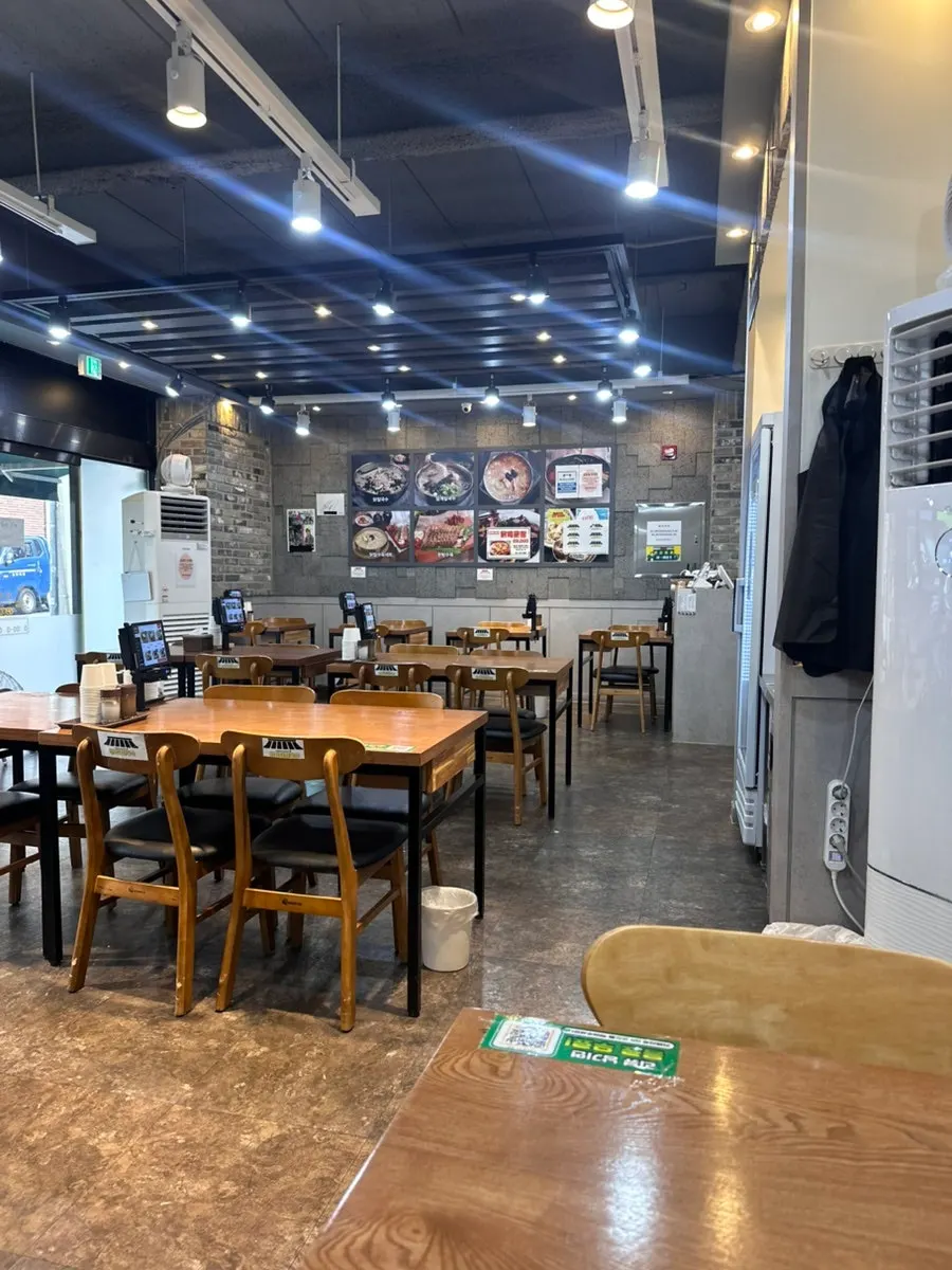 The chicken noodle soup restaurant on a rainy Garak-dong street
