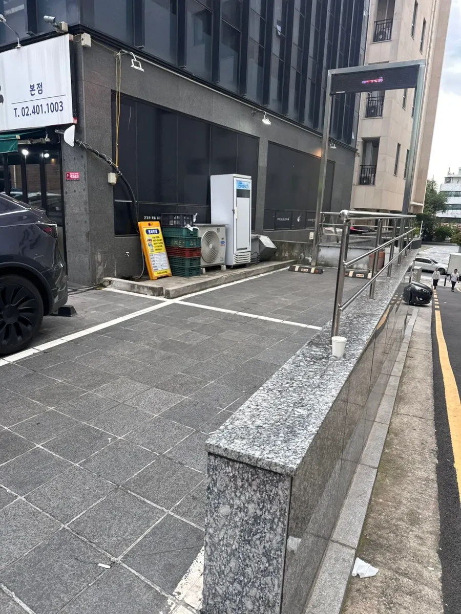 Entrance view after parking in front of the restaurant