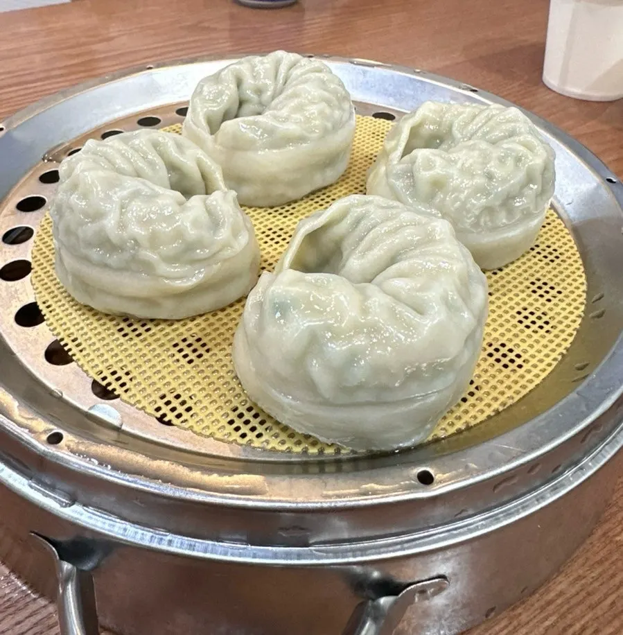 A plate of steamed dumplings ordered alongside the kalguksu