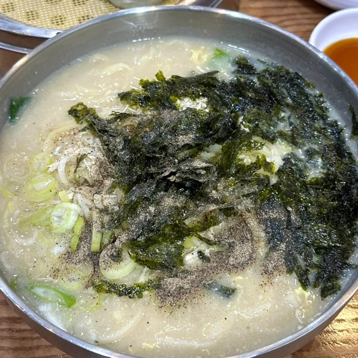 진한 국물의 닭칼국수 대표 사진