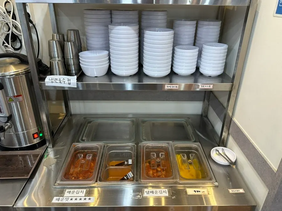 매운김치와 안 매운김치 셀프바