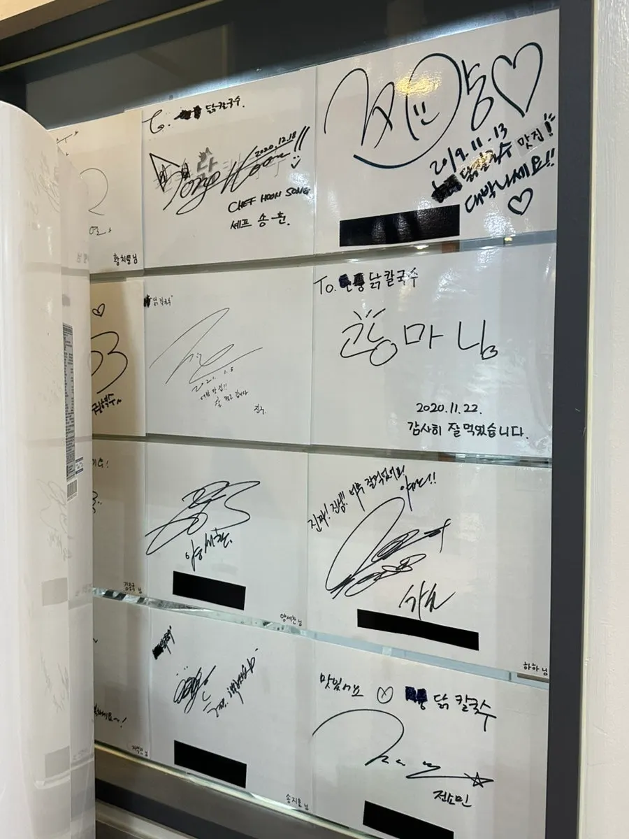 매장에 전시된 방문 사인