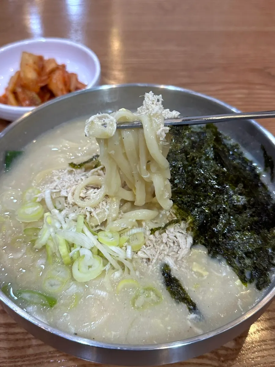 닭과 파고명 김고명이 올라간 칼국수