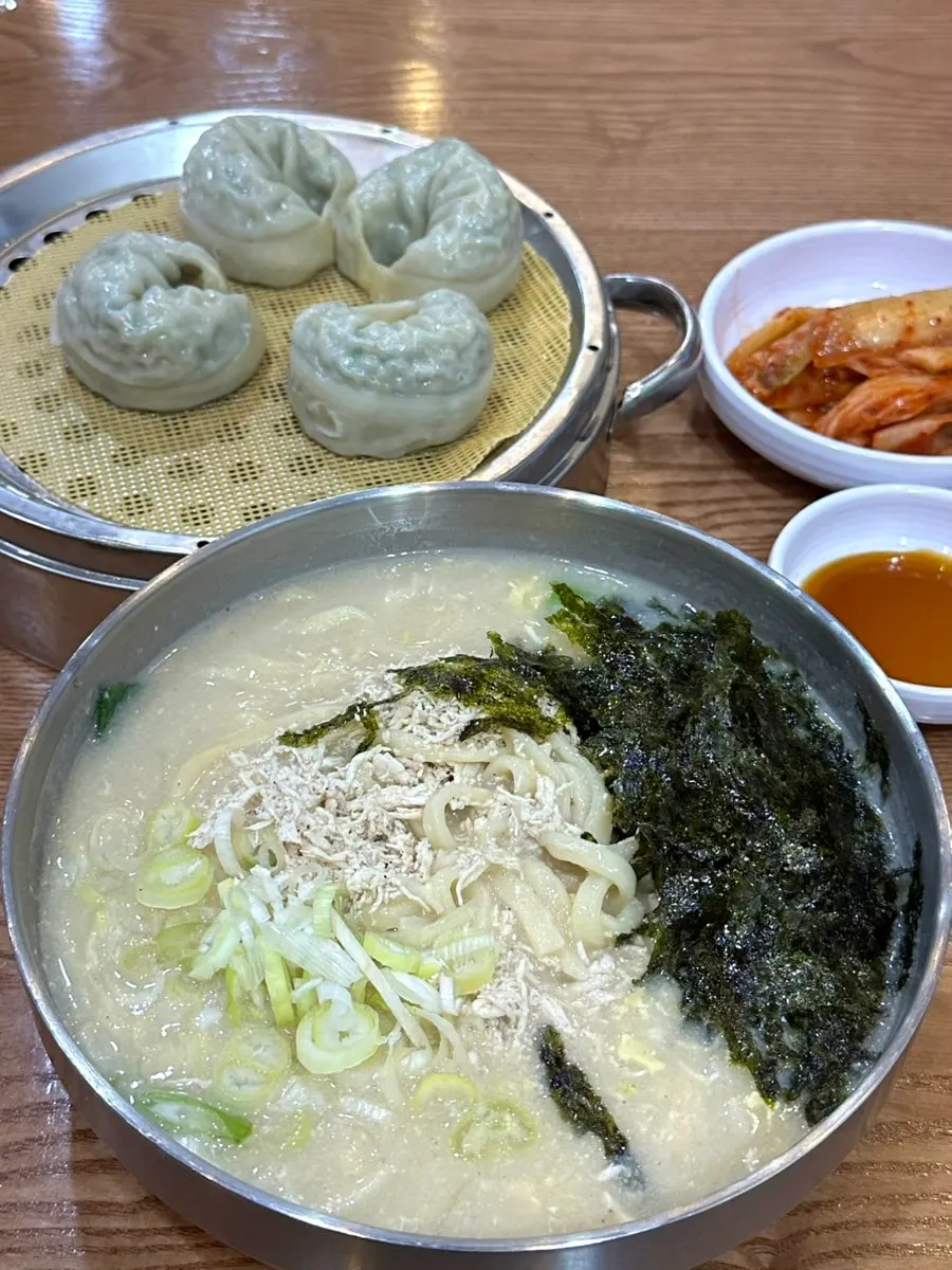 주문한 닭칼국수 한 그릇