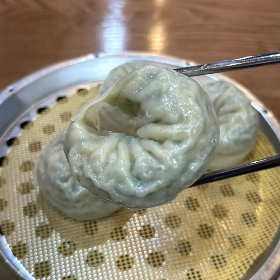 칼국수와 만두 식사 상차림