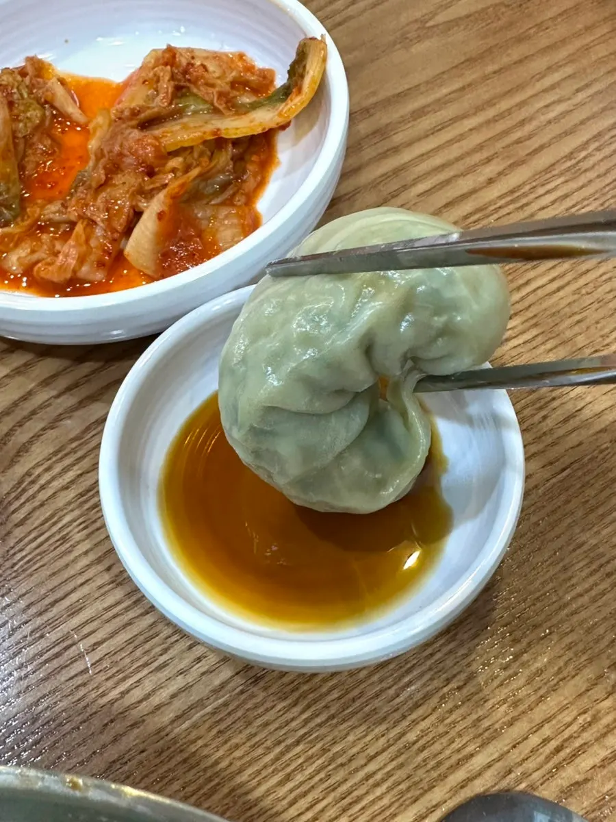 속이 꽉 찬 고기왕만두