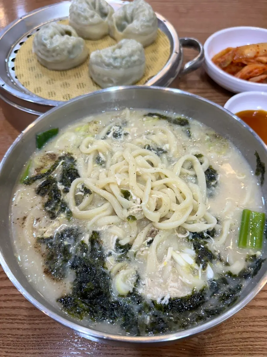 후추를 뿌린 닭칼국수