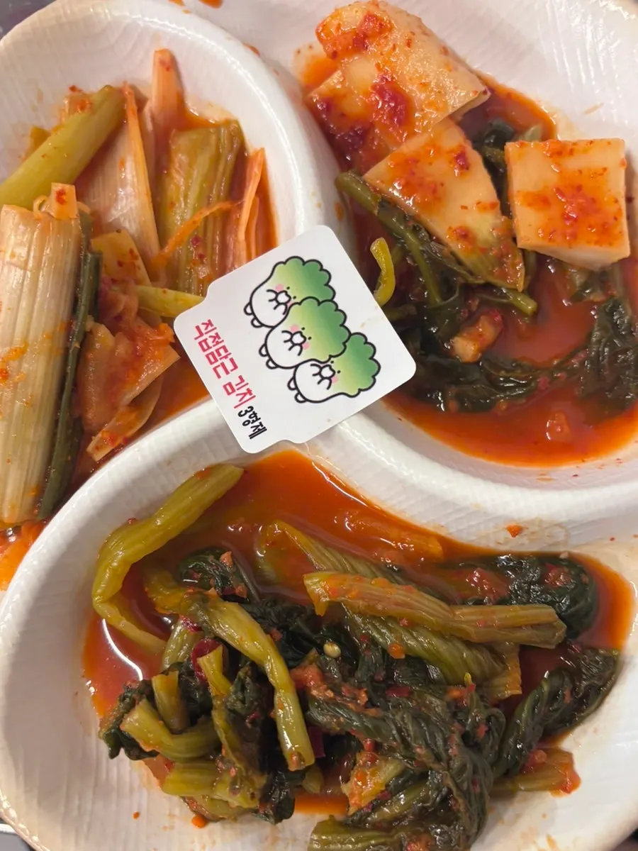 직접 담근 대파김치와 갓김치 총각김치 기본찬