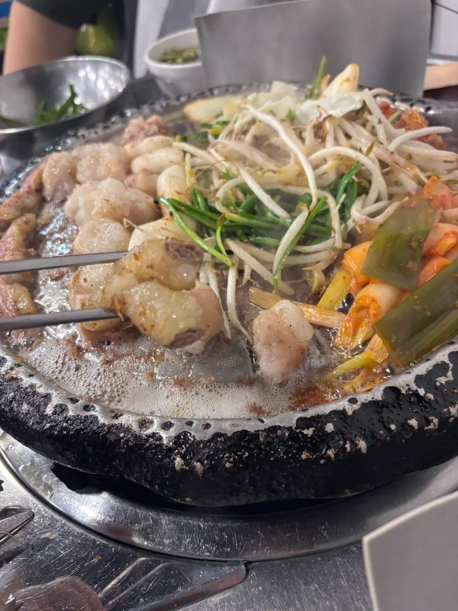 불판에서 노릇하게 익어가는 한우곱창