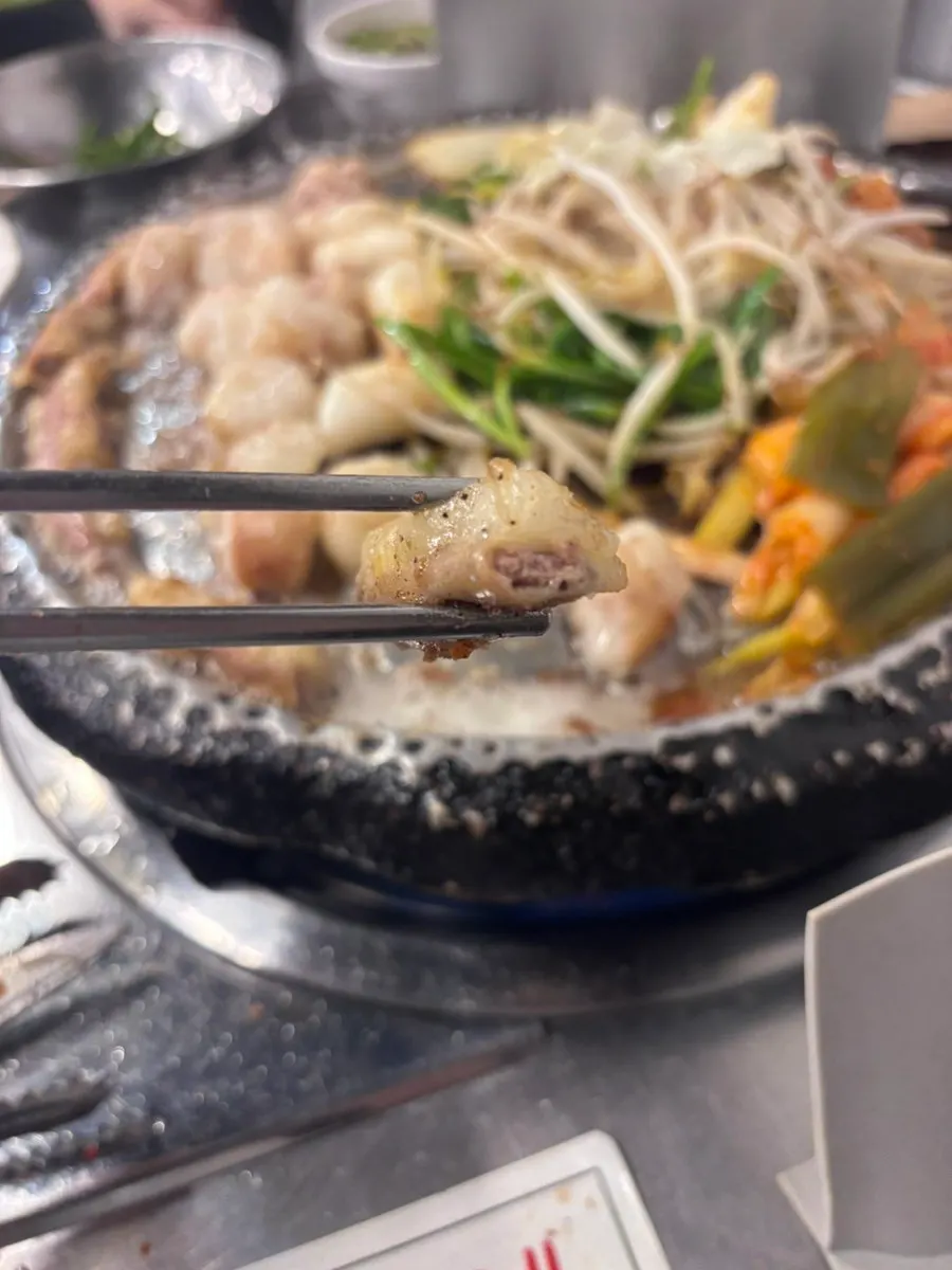곱이 그대로 남아 있는 구워진 소곱창