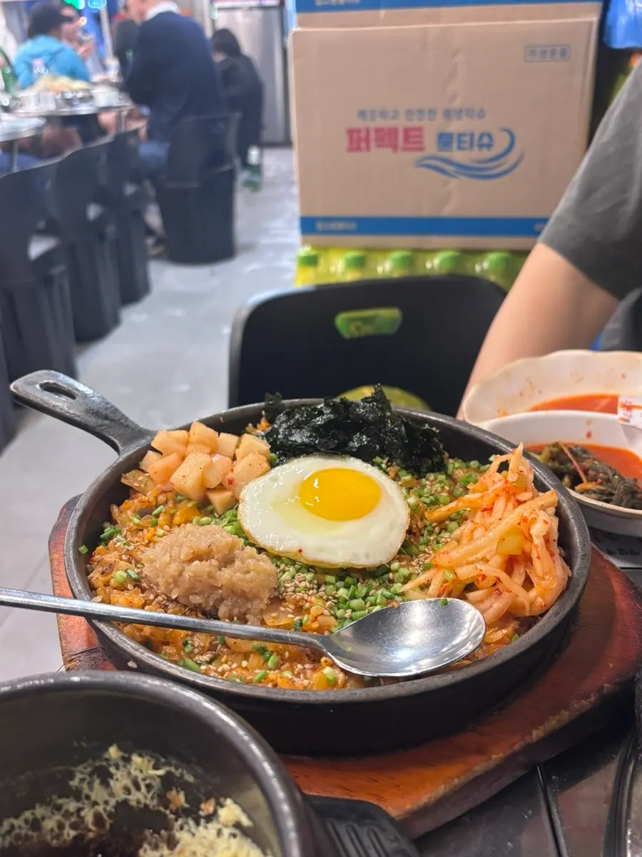 계란과 양 김치가 들어간 깍두기양밥
