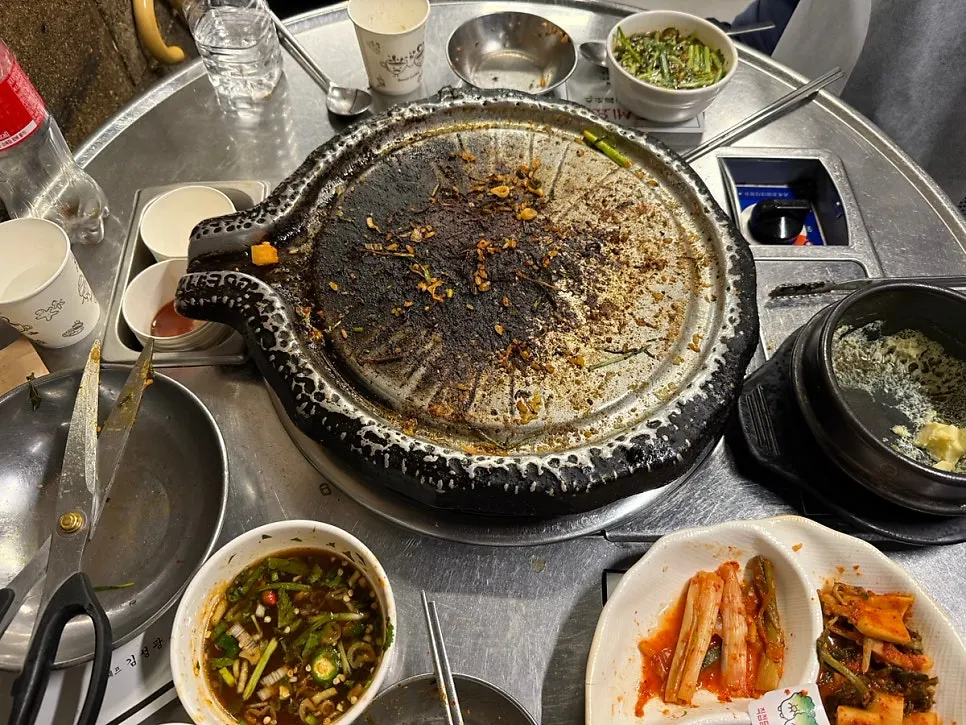 Kkakdugi fried rice shaped into a heart on the grill