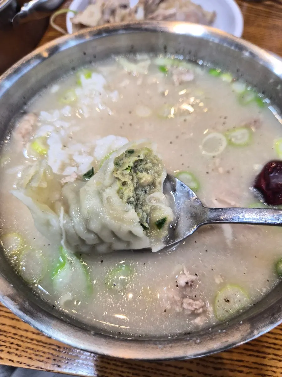 Dak gomtang broth with black pepper added