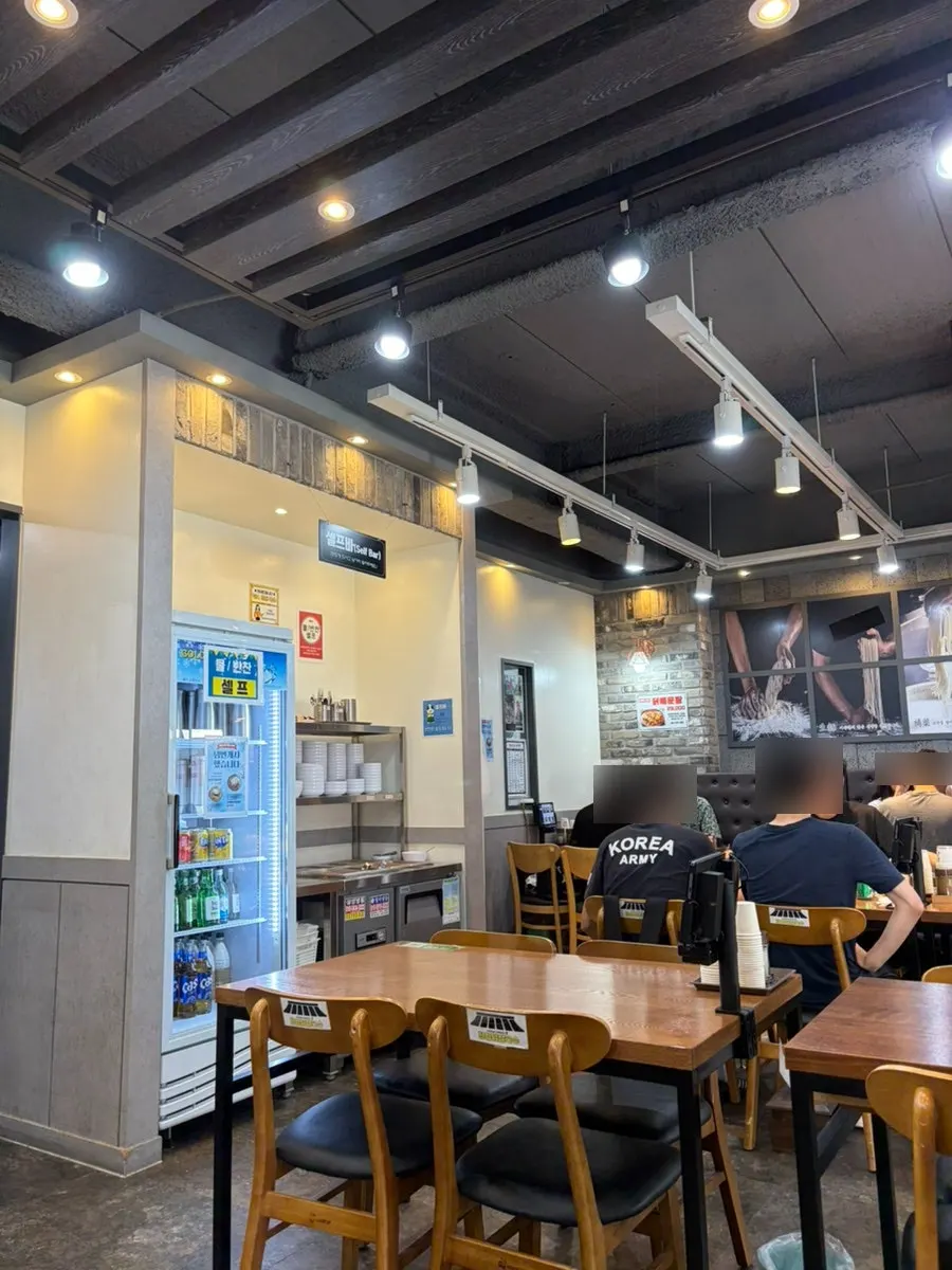 주말 점심 지난 시간대 한양닭칼국수 매장 안