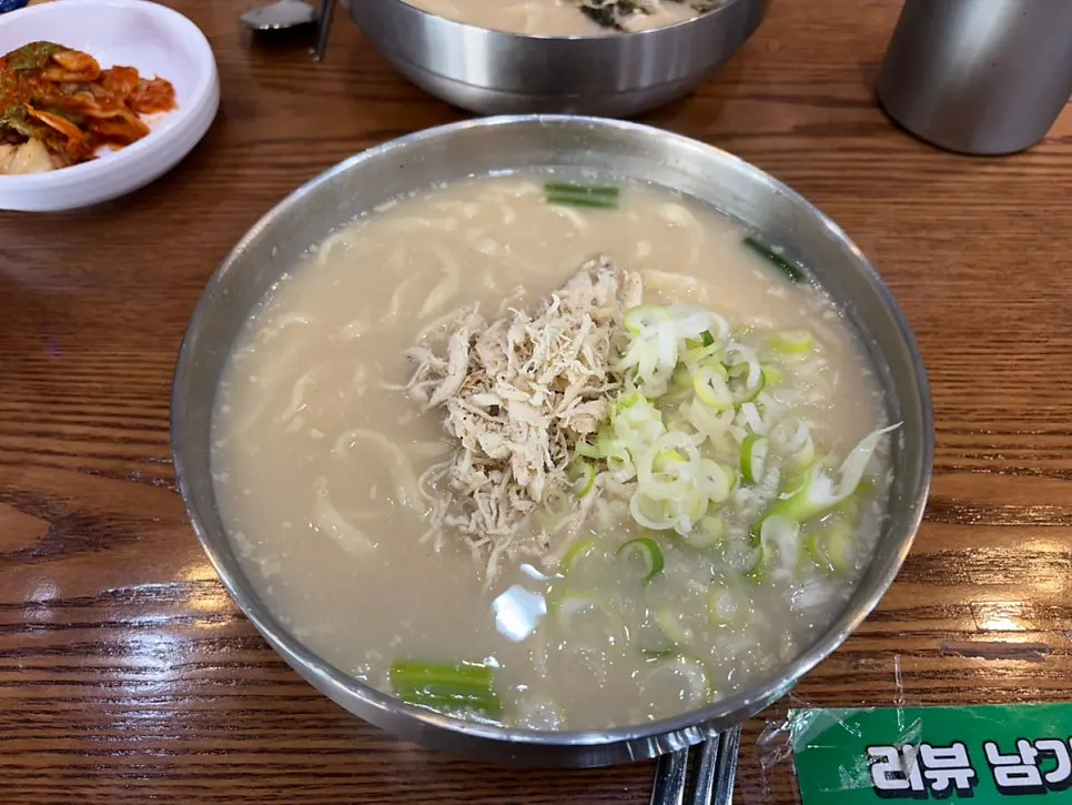 파 고명을 올린 닭칼국수 한 그릇