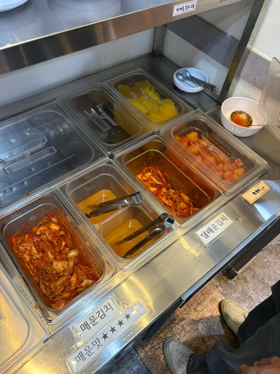 깍두기와 단무지가 있는 김치 셀프바