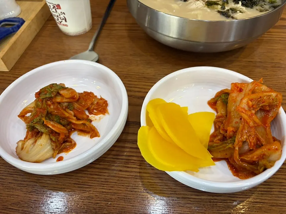 김치 두 종류와 깍두기, 단무지를 담은 접시