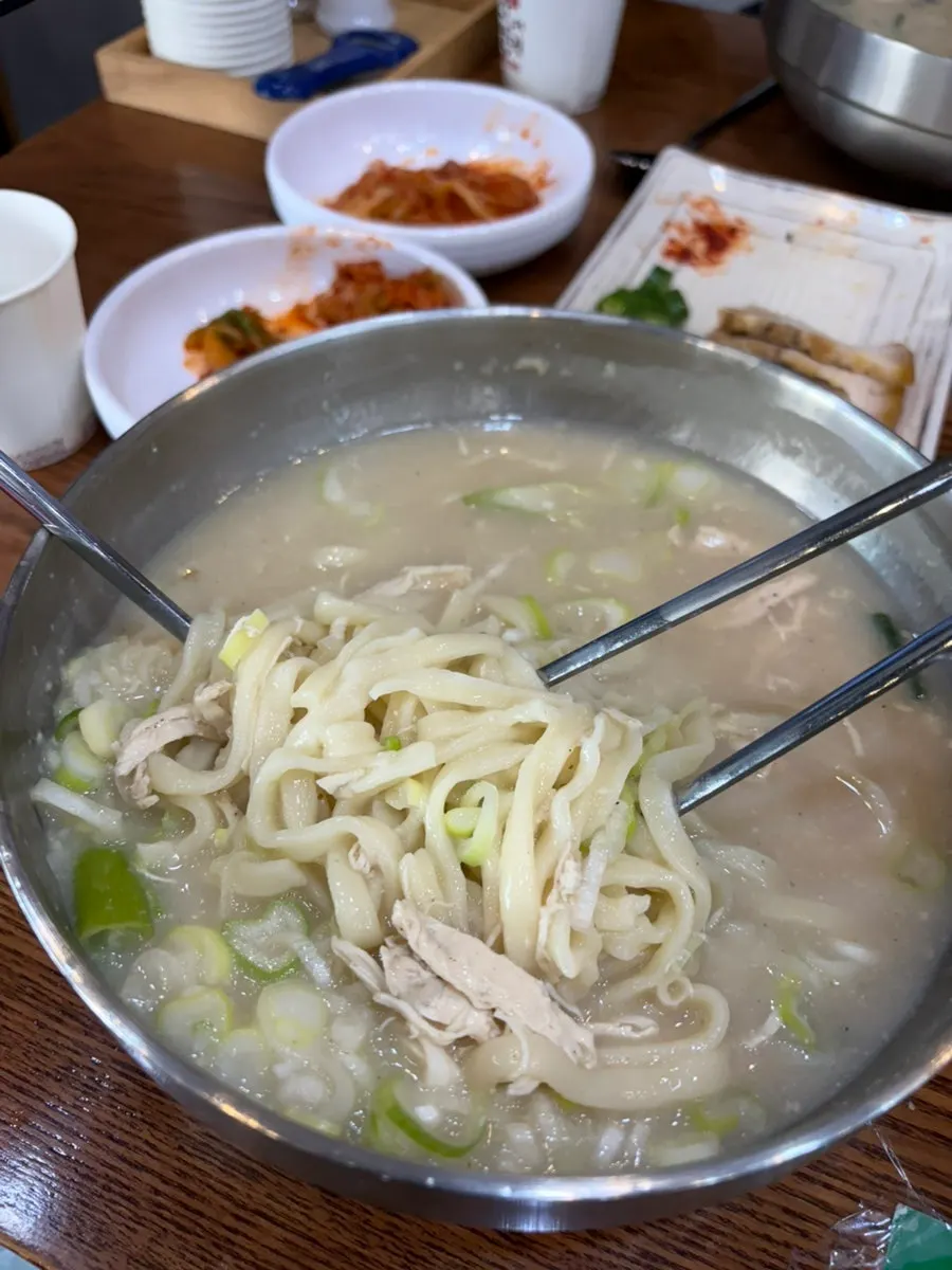 양이 넉넉한 닭칼국수 기본 한 그릇