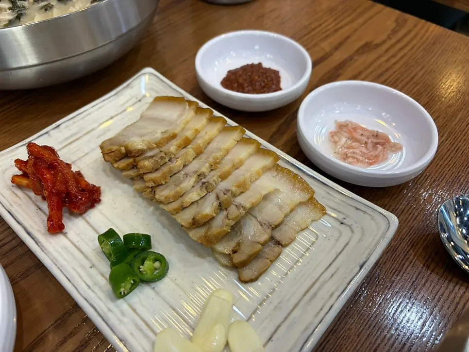 세트로 나온 한양닭칼국수 보쌈 한 접시