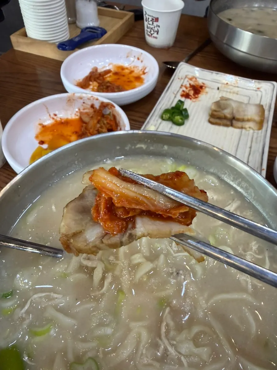 보쌈 고기를 김치에 싸 먹는 모습