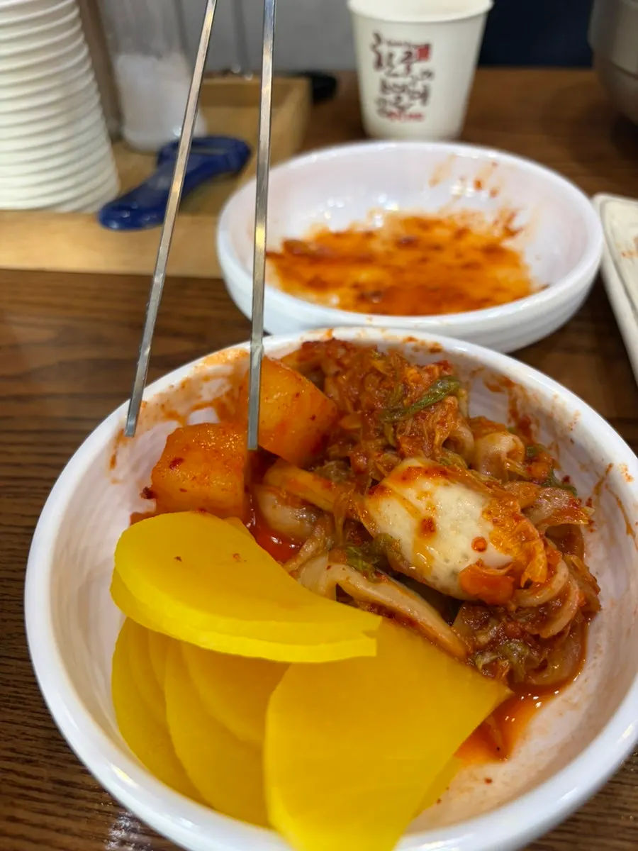 리필해 온 깍두기와 김치 접시
