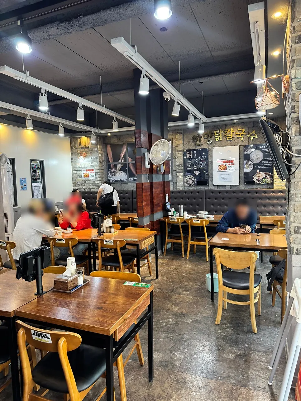 한양닭칼국수 매장 내부 테이블