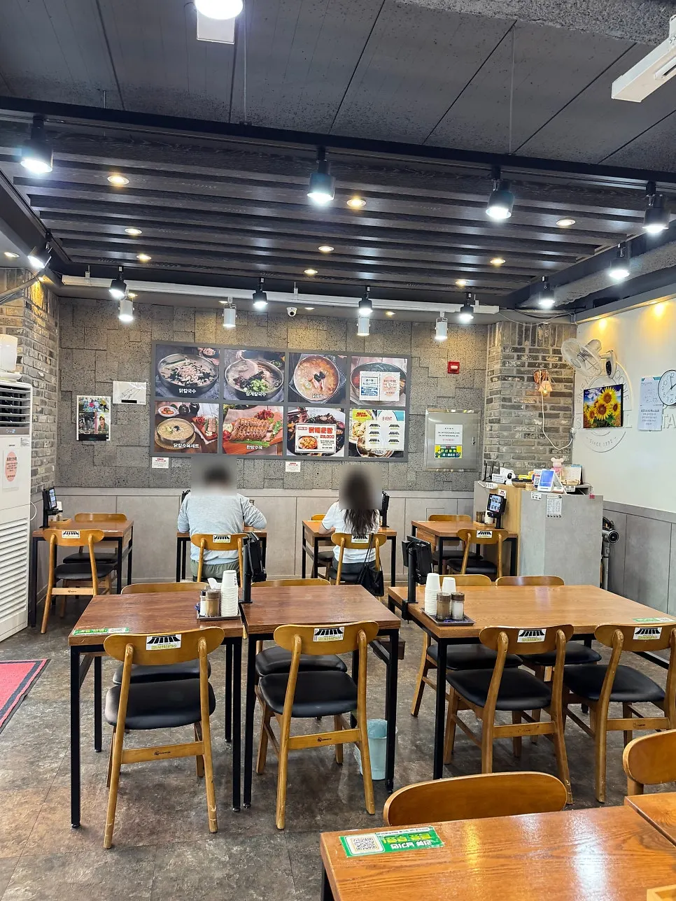 한양닭칼국수 좌석과 매장 인테리어