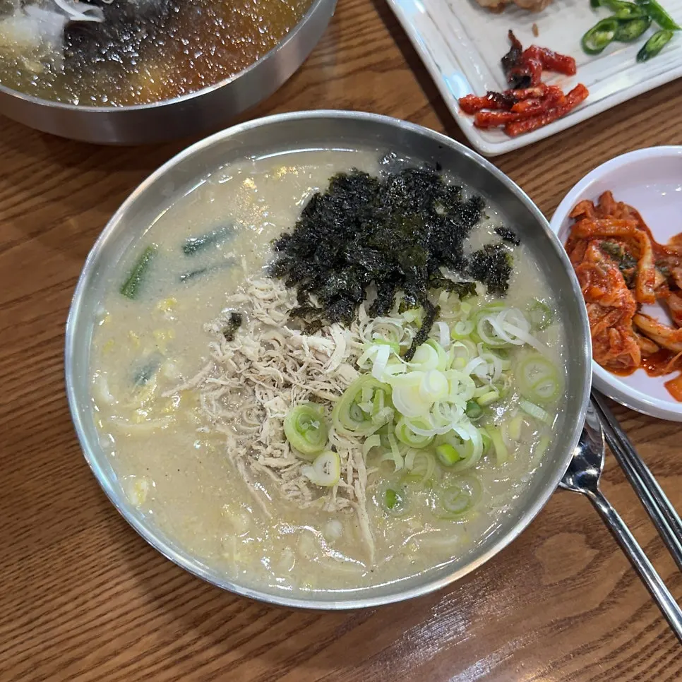 계란 고명이 올라간 한양닭칼국수 한 그릇