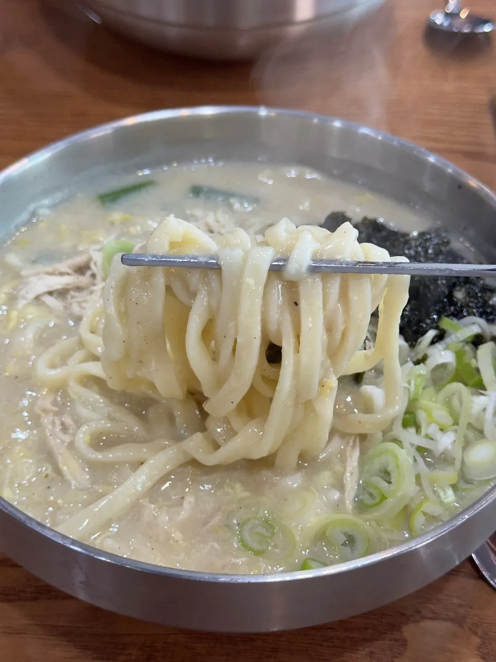 진한 국물의 닭칼국수 클로즈업