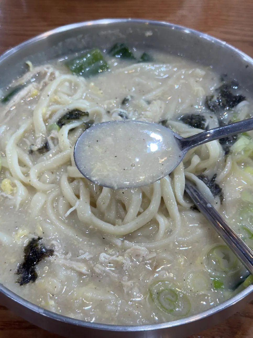 쫄깃한 칼국수 면발을 건져 올린 모습