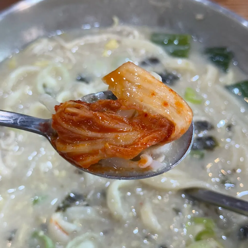 매운 김치를 곁들인 닭칼국수