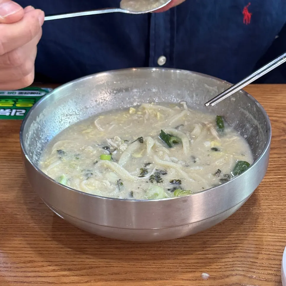 김치와 함께 먹는 칼국수 한 젓가락