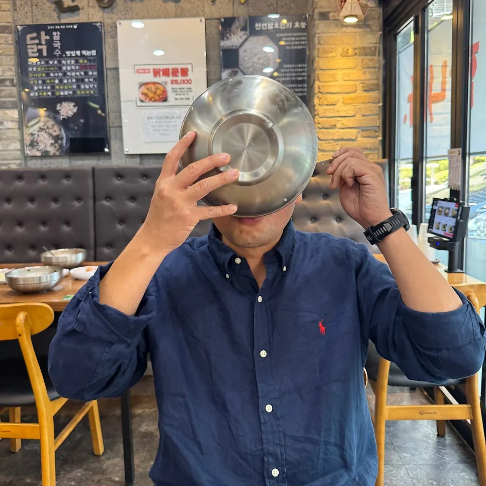 국물까지 비워가는 닭칼국수 그릇