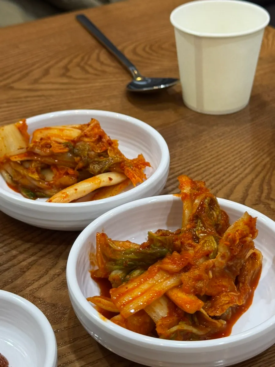 매운 김치와 안 매운 김치 두 종류