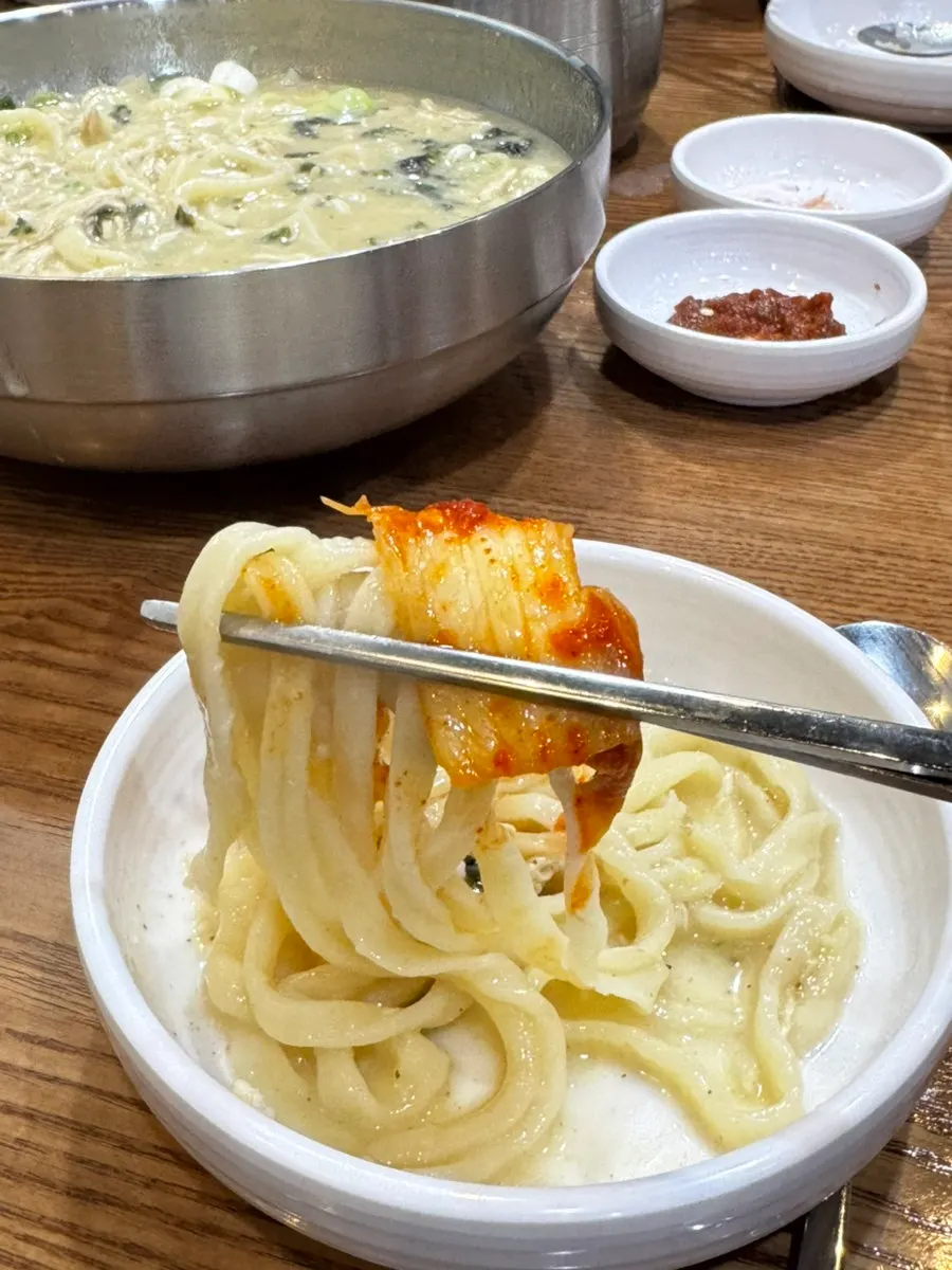 접시에 담아 온 매운 김치