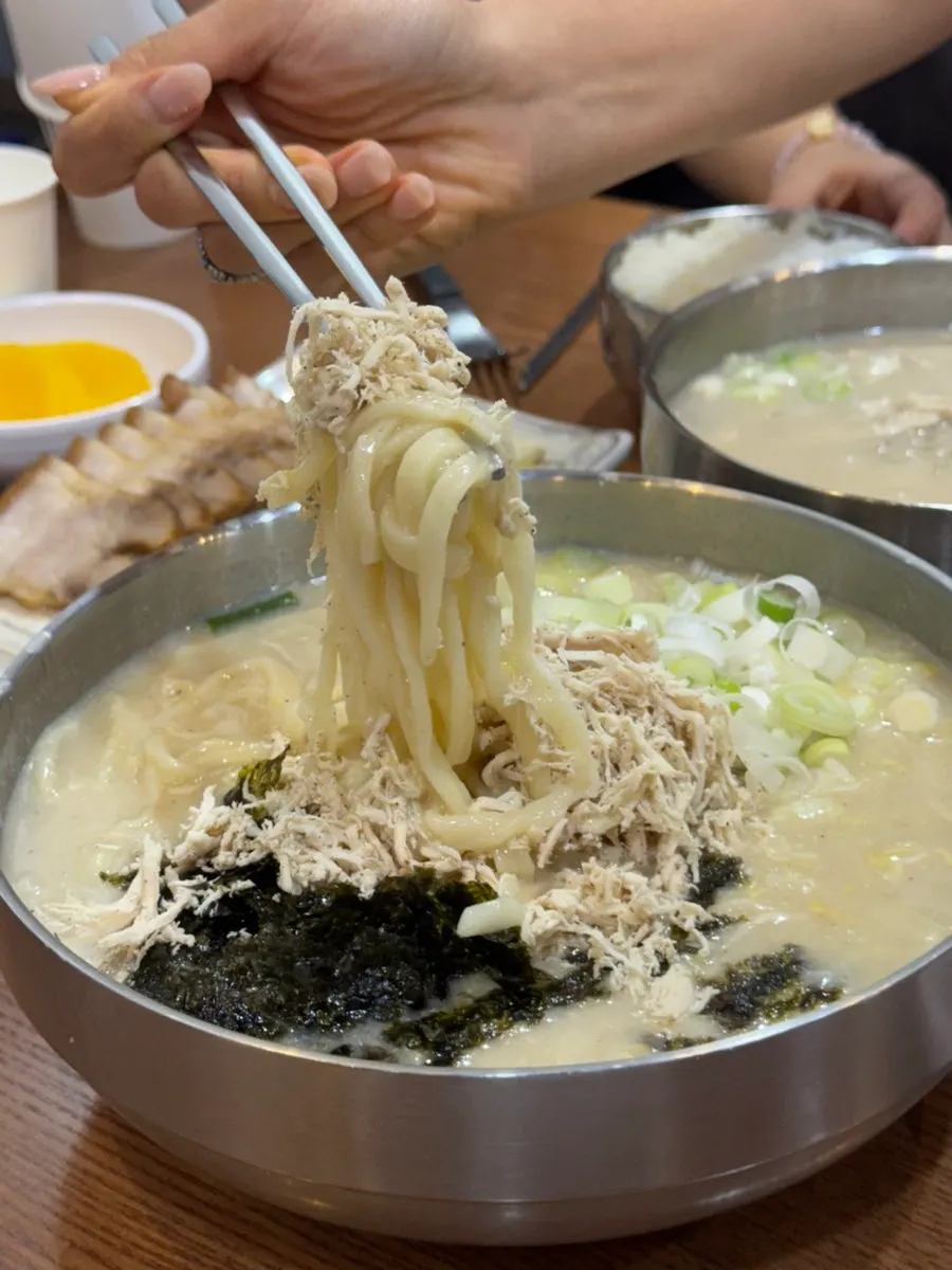 진하고 깔끔한 닭칼국수 국물