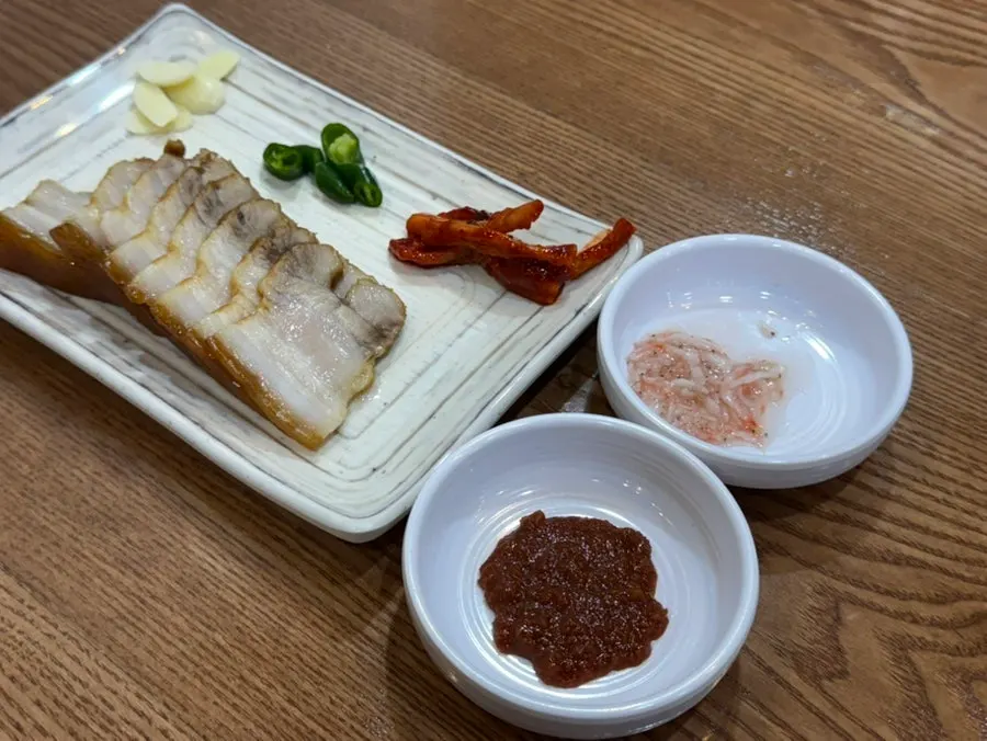 정식 구성으로 나온 수육 접시