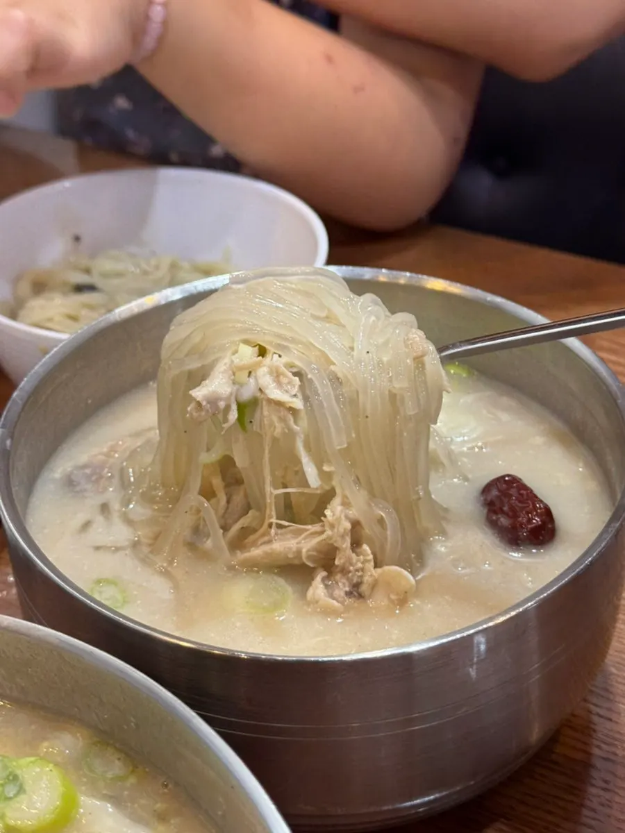 곱빼기로 주문한 닭곰탕 한 그릇