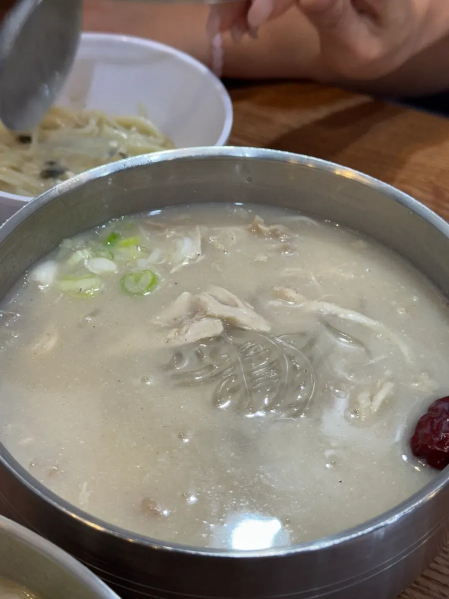 닭곰탕 속 푸짐한 당면과 닭고기