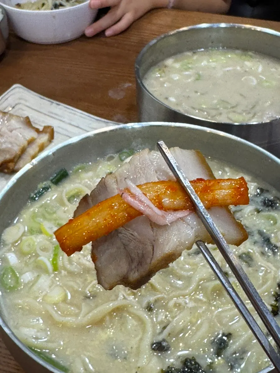 아이 식기에 덜어 준 닭칼국수